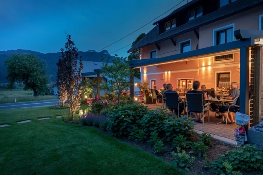 hotel-gasthof-strasswirt-gastgarten-08-jh3n281k240zy63
